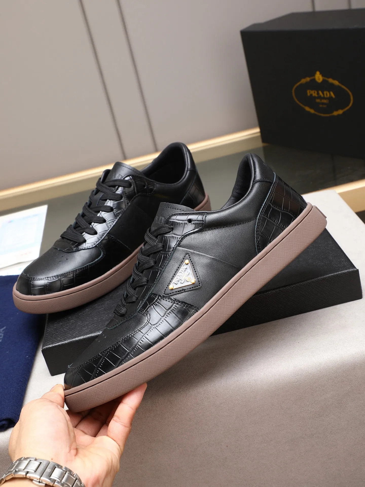 Men's shoes💰420💰 Brand: PRADA (Prada) Standard code: Men's code 38–44 (45 can be customized) Material: Original cowhide, breathable sheep lining Special outsole Style category: Men's fashionable casual sneakers Low-key luxury! Color: actual picture color